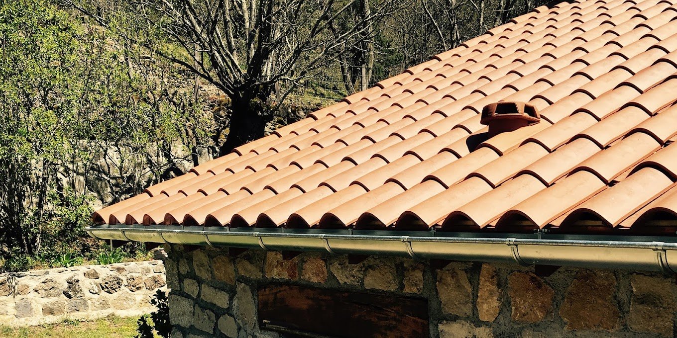 Réparation toiture ancienne Villefranche-de-Rouergue avec techniques artisanales