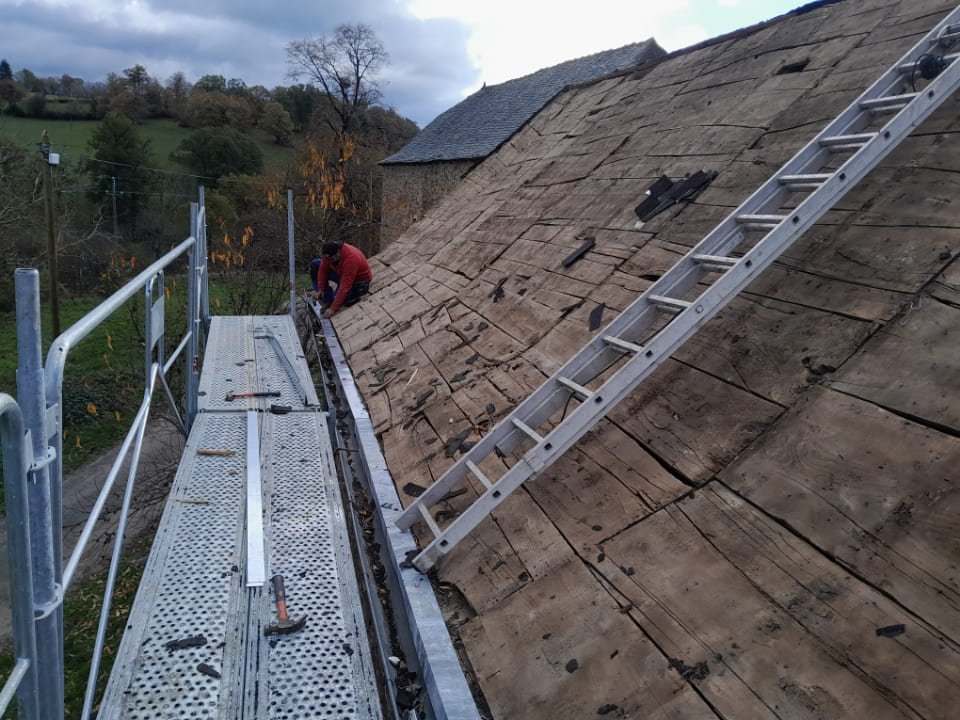 Artisan couvreur Villefranche-de-Rouergue en plein chantier de couverture sur une maison en Aveyron