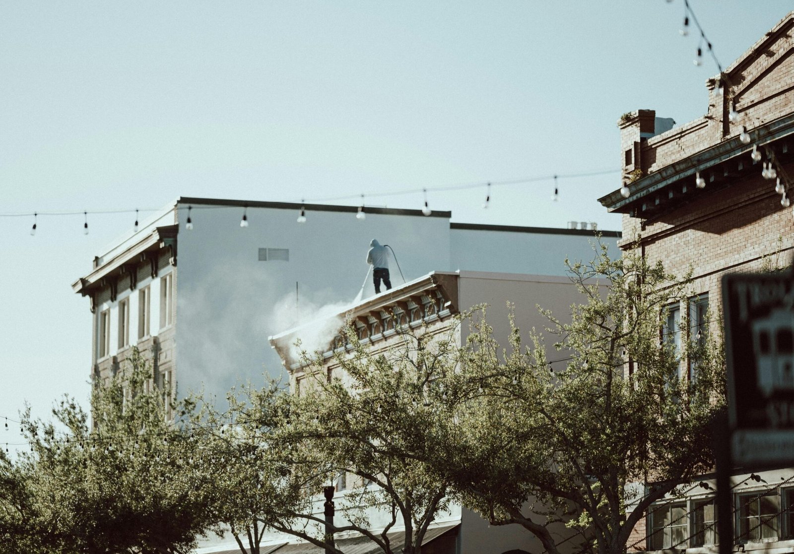 Nettoyage toiture Villefranche-de-Rouergue : brossage, rinçage, finition